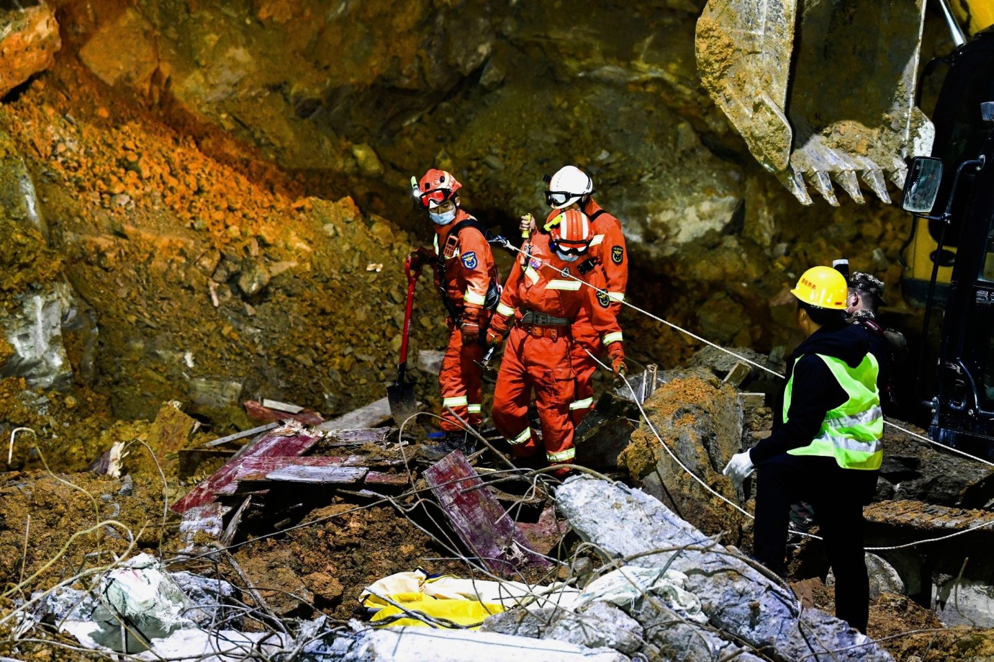 Rettungskräfte suchen den Ort eines Erdrutsches in Bijie in der südwestchinesischen Provinz Guizhou ab.