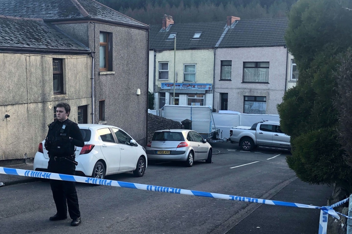 Ein Polizist am Tatort: Weil er aus Rache an einer Bekannten deren 16-jährige Tochter getötet hat, ist ein Mann in Wales zu mindestens 30 Jahren Haft verurteilt worden.