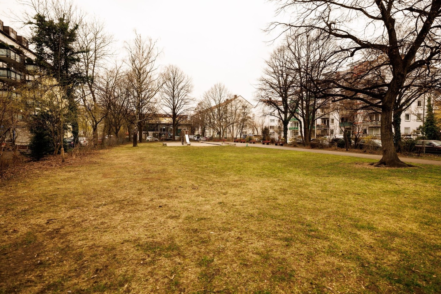 In diesem Park in München ist bei einem gewalttätigen Streit von Jugendlichen ein 18-Jähriger getötet und ein 15-Jähriger schwer verletzt worden.