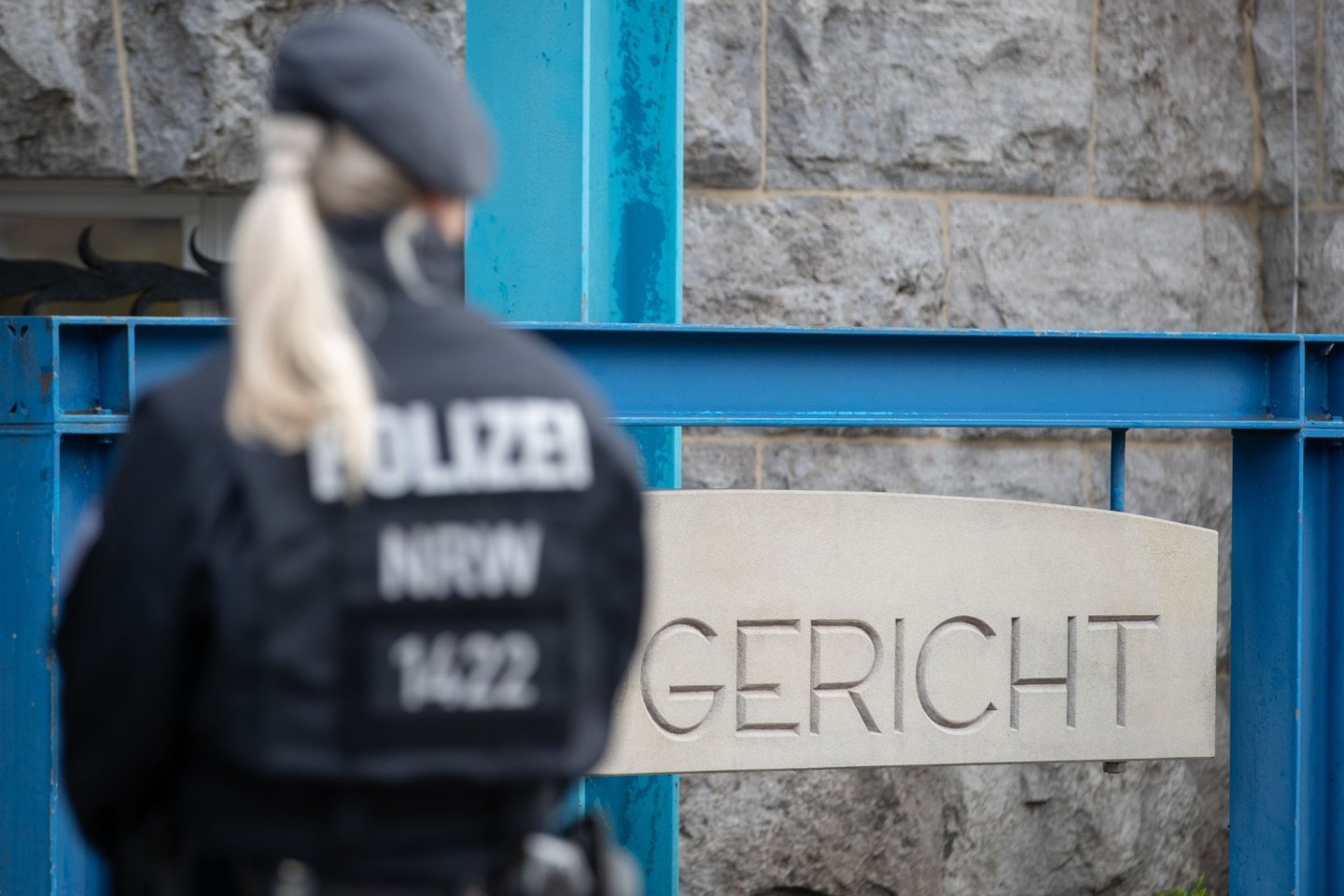 Eine Polizistin steht vor dem Landgericht Bielefeld. (Archivbild)