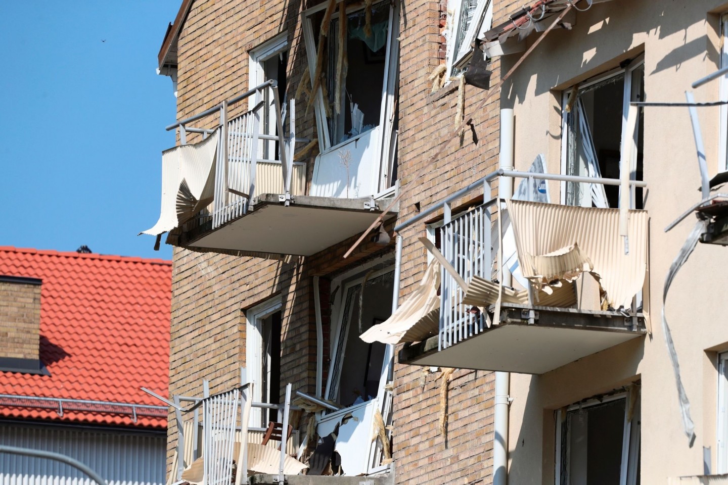 Schwere Schäden nach einer Explosion in einem Mehrfamilienhaus in Linköping.
