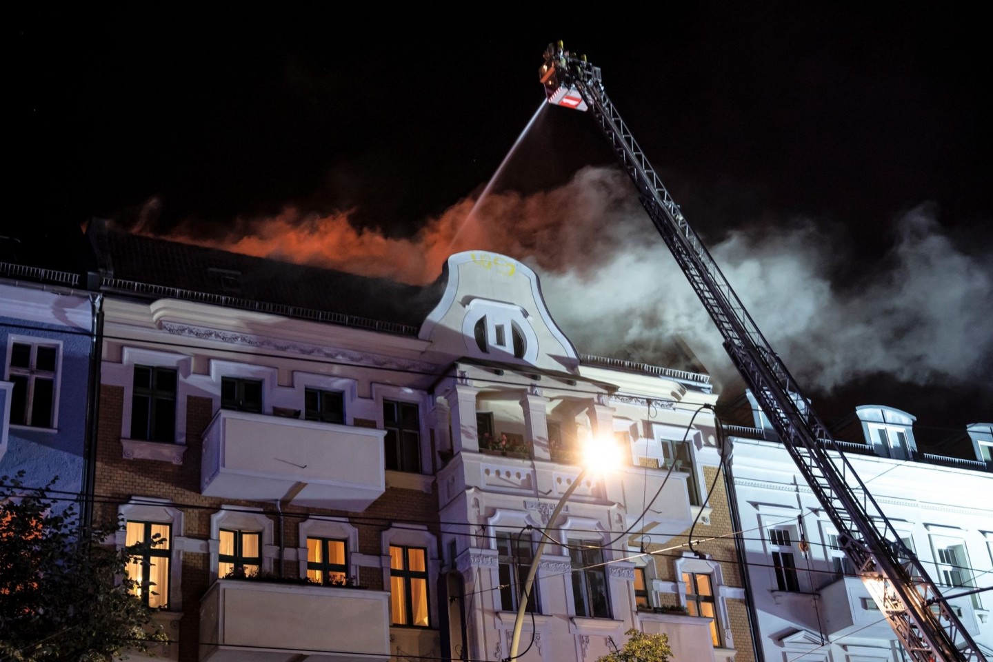 Die Berliner Feuerwehr löscht das Feuer in einem Wohngebäude an der Prenzlauer Promenade in Berlin-Pankow.