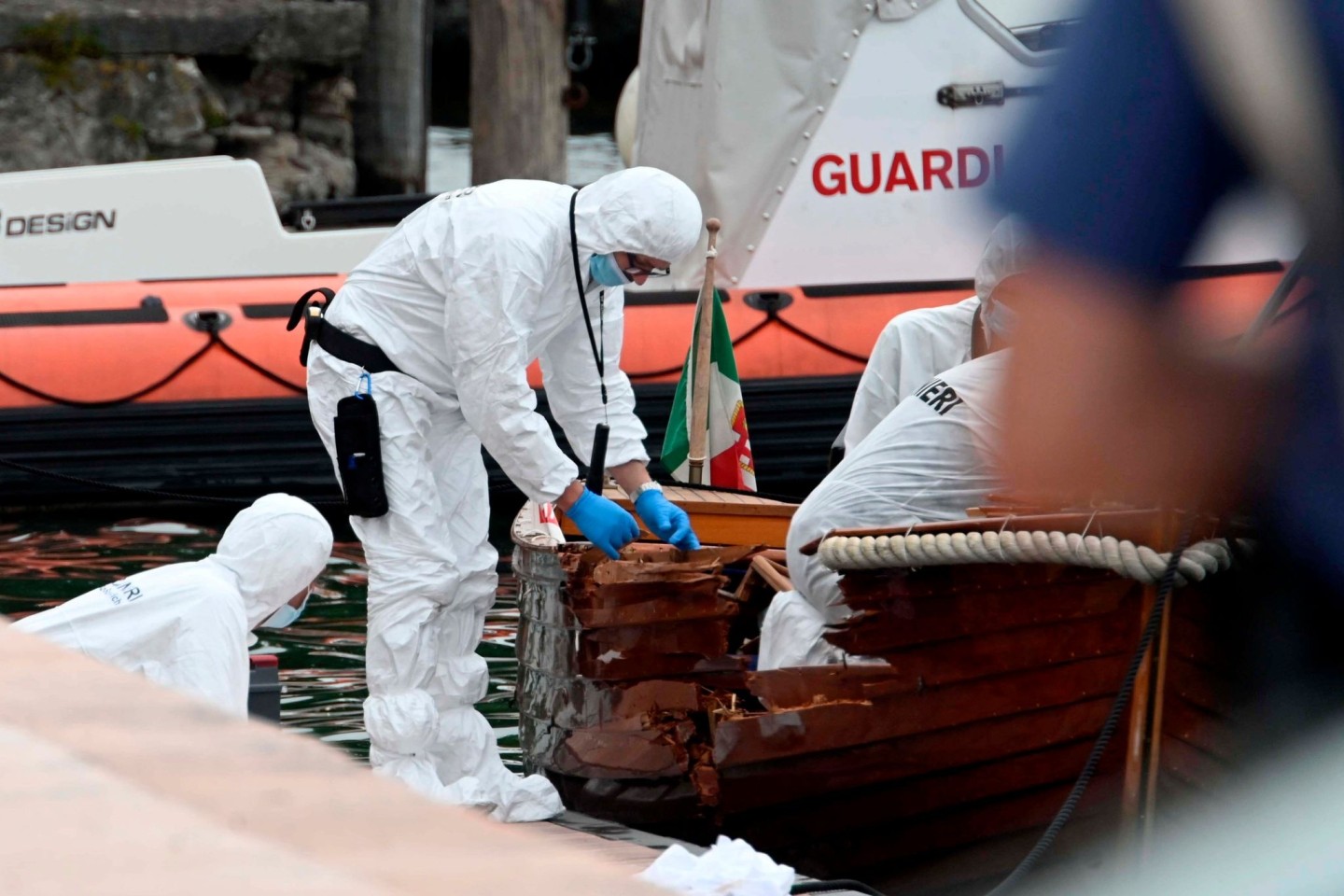 Italienische Forensiker begutachten den Schaden an einem der an dem Unfall beteiligten Boote. In Brsecia ist der Prozess gegen zwei Männer aus München fortgesetzt worden.