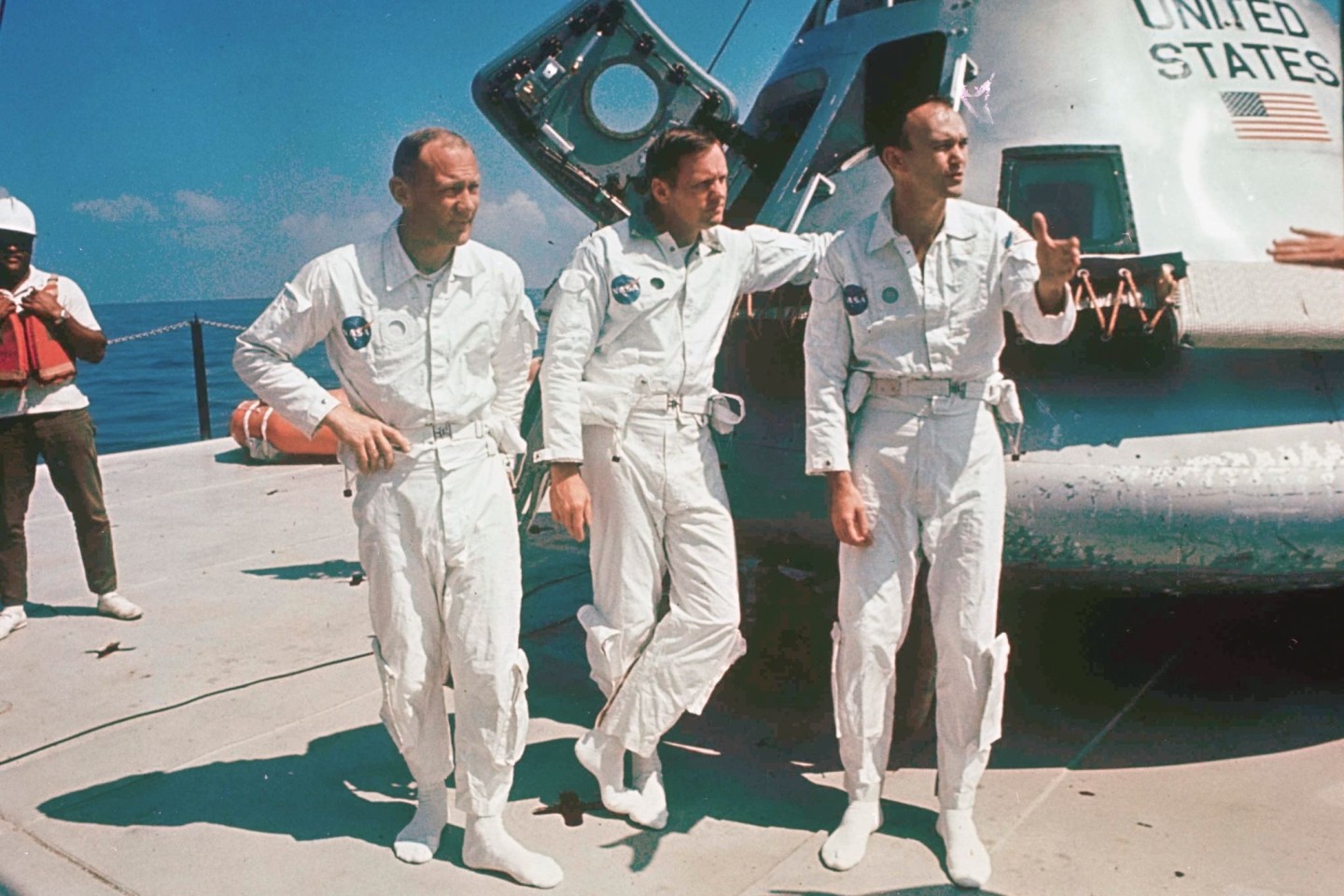 Die Astronauten der Apollo 11 stehen 1969 neben ihrem Raumschiff (v.l.): Oberst Edwin E. Aldrin, Pilot der Mondlandefähre, Flugkommandant Neil Armstrong und Leutnant Michael Collins, Pilot ...