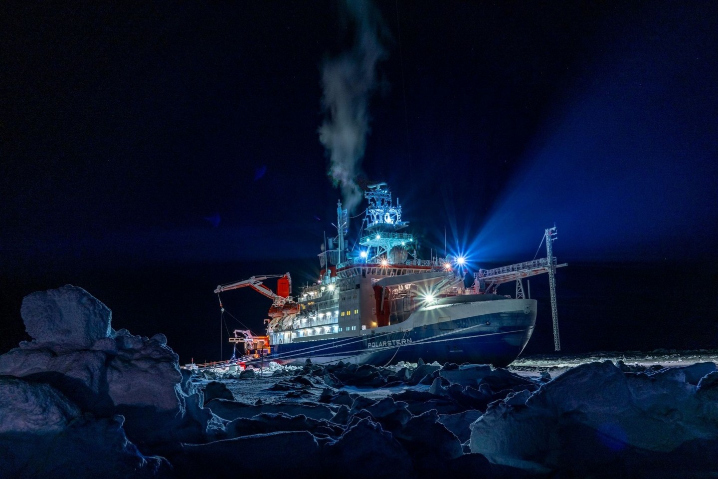 Das Forschungsschiff «Polarstern» liegt während der einjährigen «Mosaic»-Expedition in der zentralen Arktis.