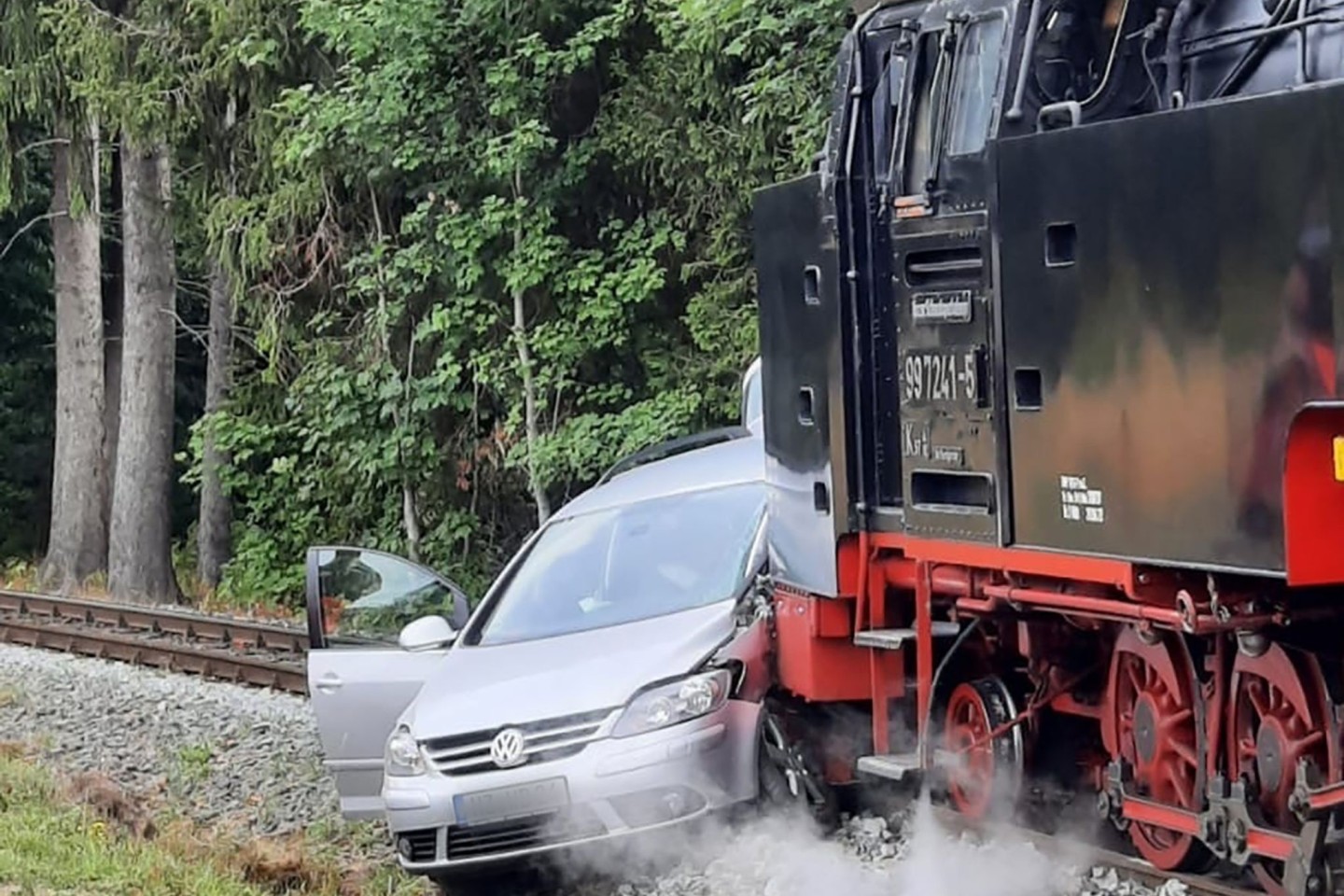 Ein Auto kollidierte im Harz mit einer Dampflok.