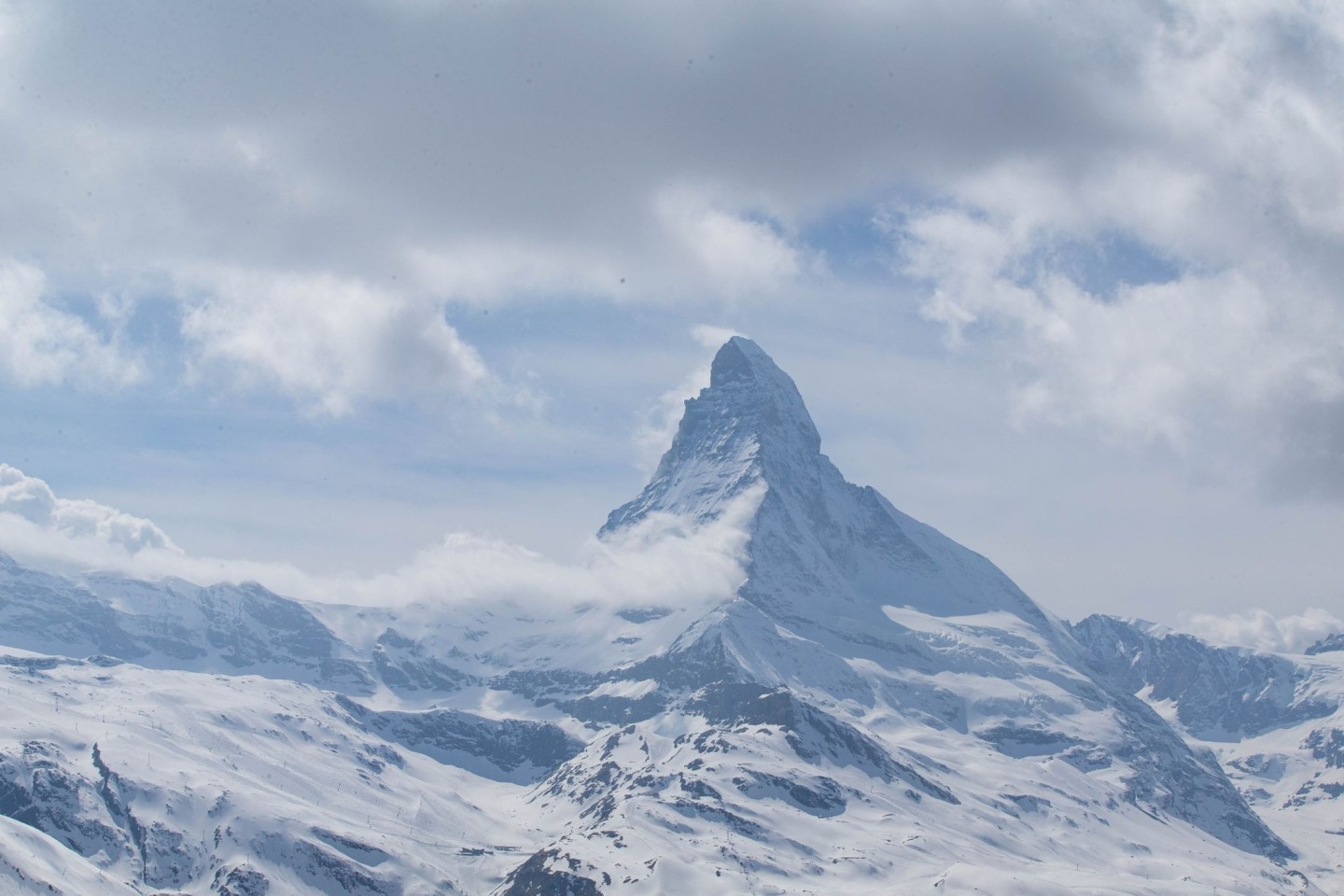 Wolken ziehen über einen Berggrat des Matterhorns. (Archivbild)