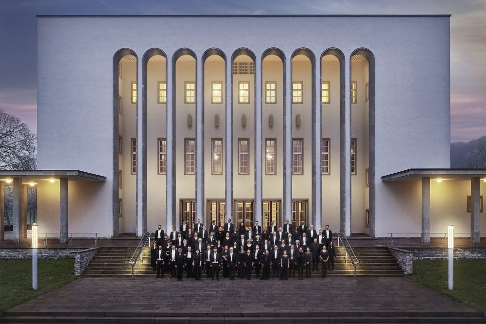 Die Bielefelder Philharmoniker, hier vor der Rudolf-Oetker-Halle Bielefeld, geben ein Konzert im Gartenschaupark. 