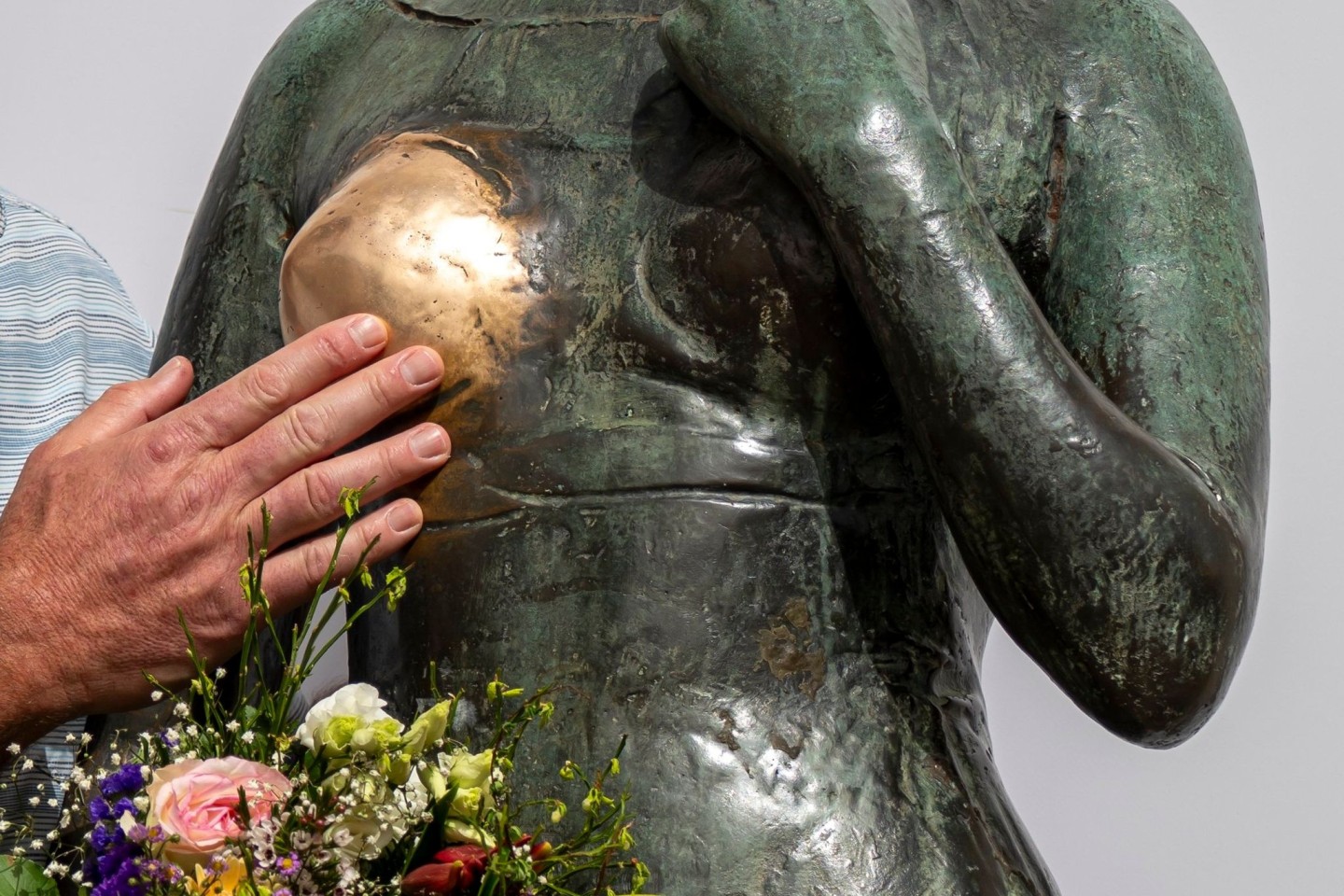 Ein sprechendes Detail der bronzenen Frauenstatue «Bezaubernde Julia» in München.