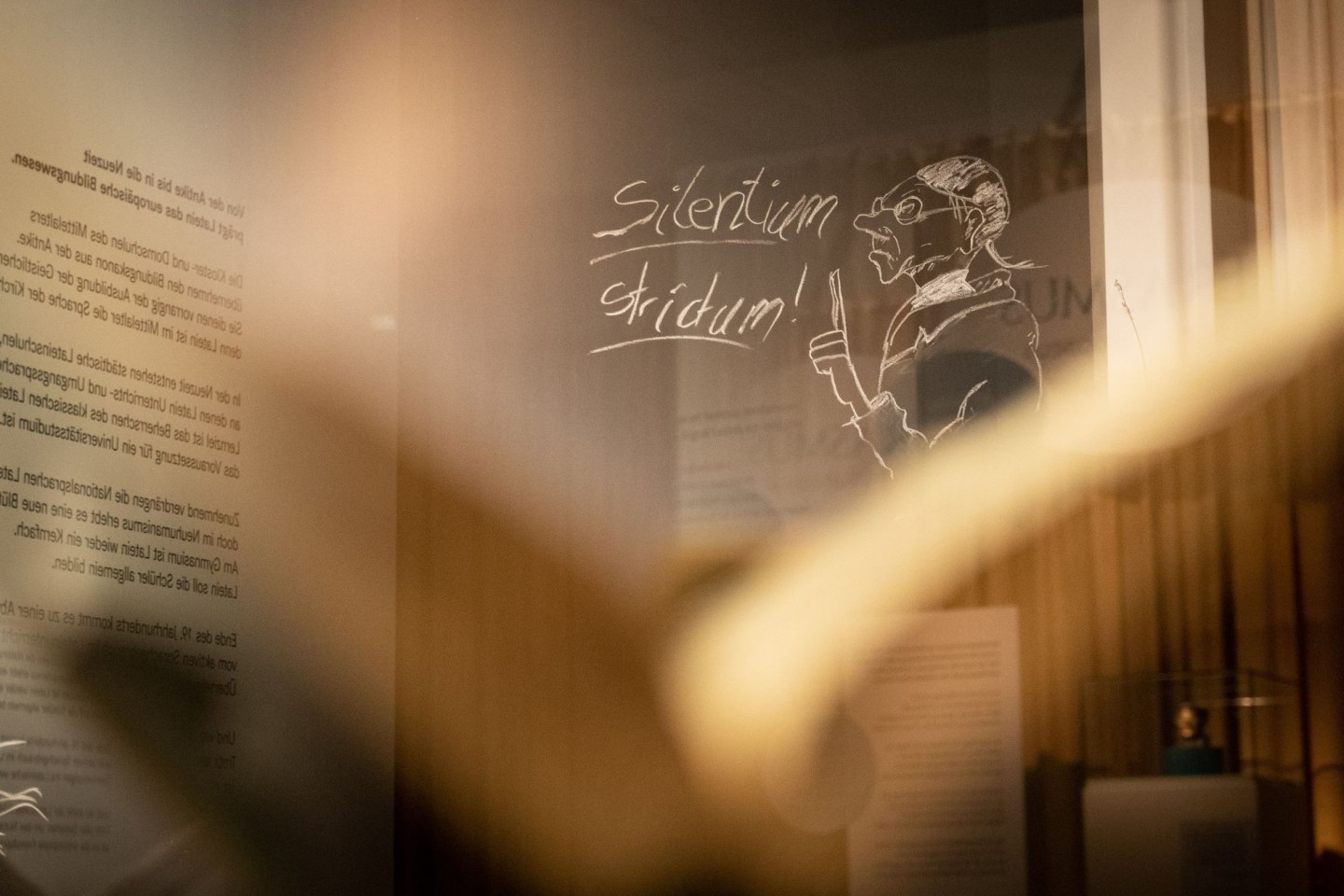 Ein lateinischer Text («Silentium strictum»), auf einer Tafel geschrieben, ist Teil der Ausstellung «Tot oder lebendig?» im LWL-Landesmuseum für Klosterkultur.