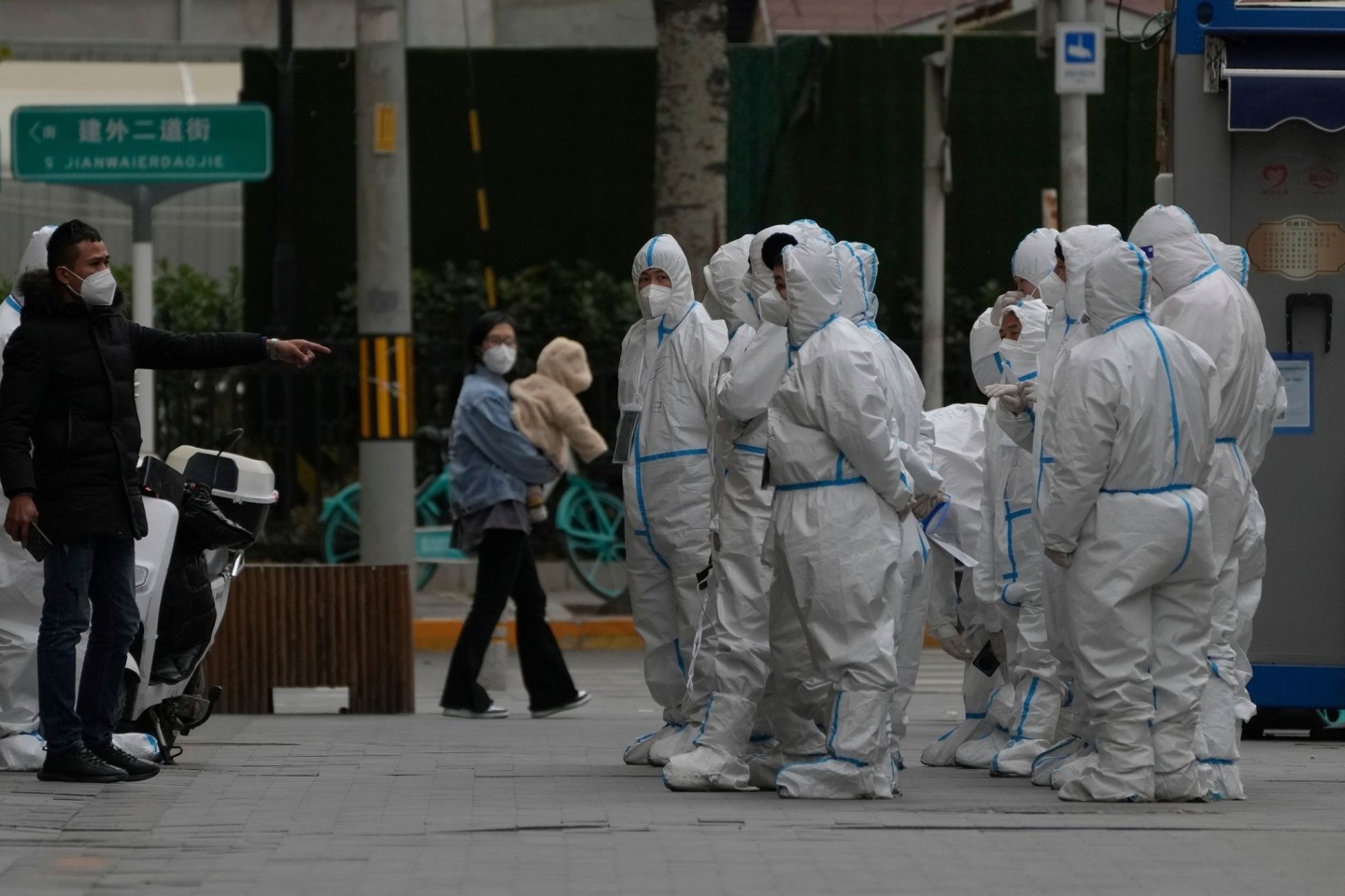 Arbeiter in Schutzkleidung versammeln sich in Peking zu ihrem Dienst. Die Behörden lockerten die Anti-Coronavirus-Bestimmungen in einzelnen Gebieten, bekräftigten aber Chinas strenge «Nul...