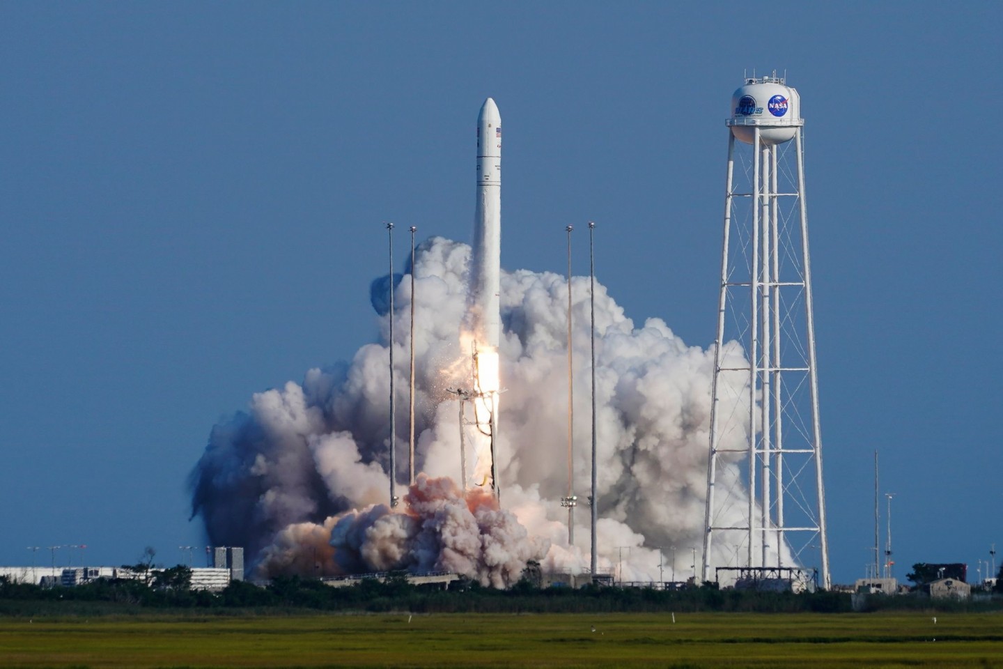 Die Antares-Rakete von Northrop Grumman hebt von der Startrampe des NASA-Testgeländes in Wallops Island ab. Die Rakete trägt ein Cygnus-Raumschiff, das die Internationale Raumstation mit N...