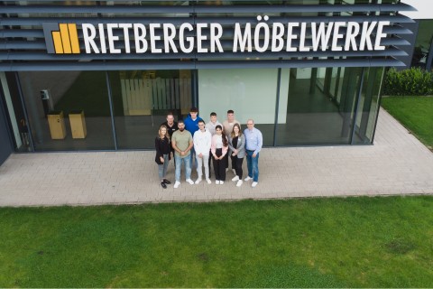 Sechs neue Talente erweitern das Team der Rietberger Möbelwerke 💻📚🔧