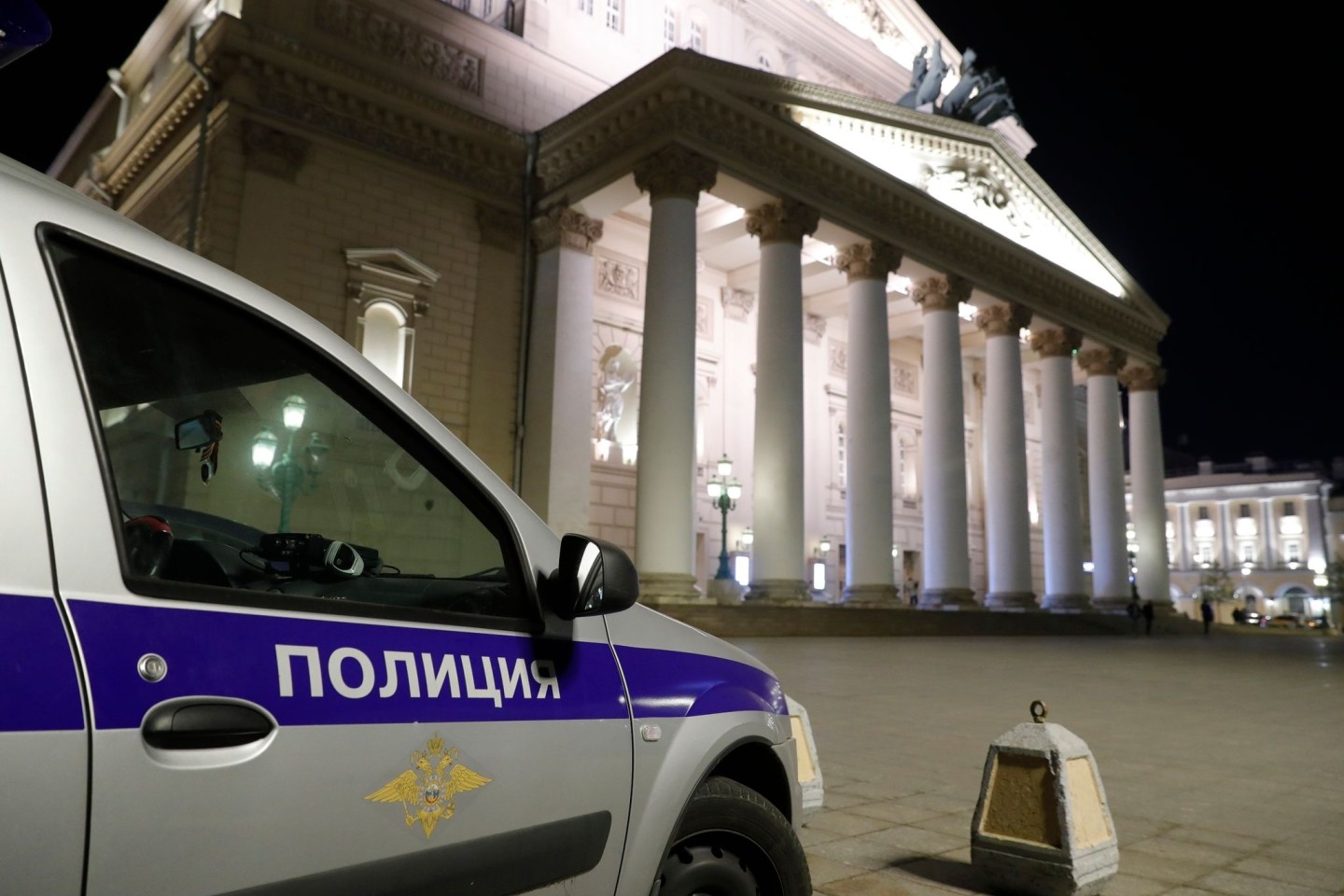Ein Wagen von Sicherheitsbeamten steht vor dem Moskauer Bolschoi Theater.