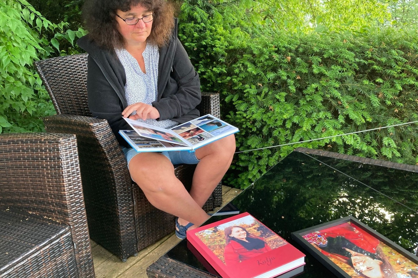 Petra Lieser sitzt mit Fotobüchern über ihre Tochter in ihrem Garten. Die Tochter Katja Lieser war am 1. Dezember 2020 bei einer Amokfahrt in Trier getötet worden (zu dpa ««Der Schmerz ...