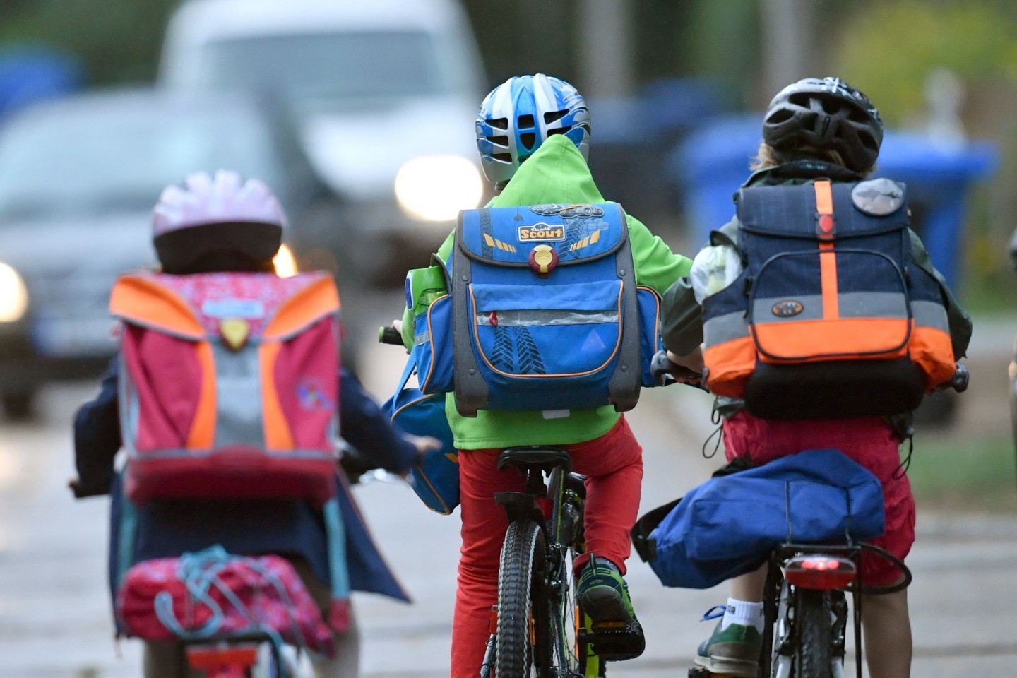Kinder sind auf einer Straße mit dem Fahrrad unterwegs zur Schule. (Archivbild)