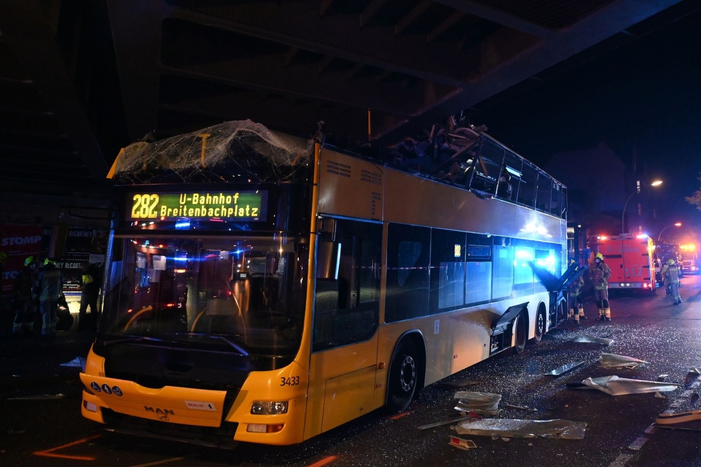 Der Doppeldeckerbus der Linie 282 steht zerstört unter einer Brücke an der Bergstraße in Berlin-Steglitz.