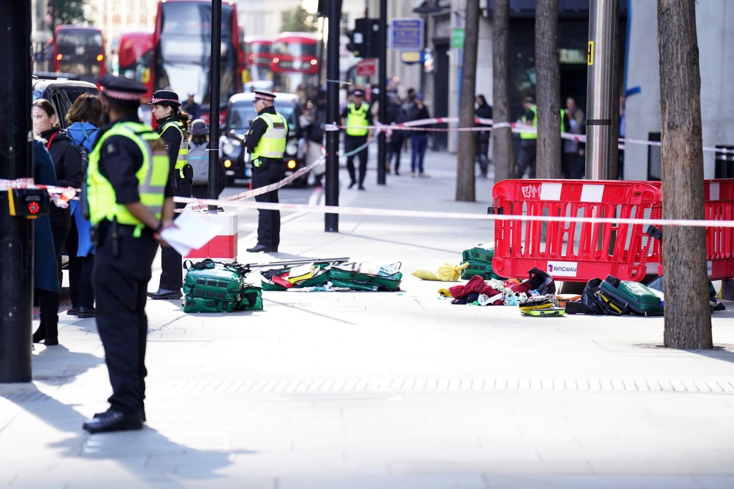 Polizeibeamte stehen Wache am Tatort, nachdem drei Menschen in der Londoner City niedergestochen wurden. Den Angaben ereignete sich der Vorfall am Morgen im Viertel Bishopsgate nahe des Bahn...
