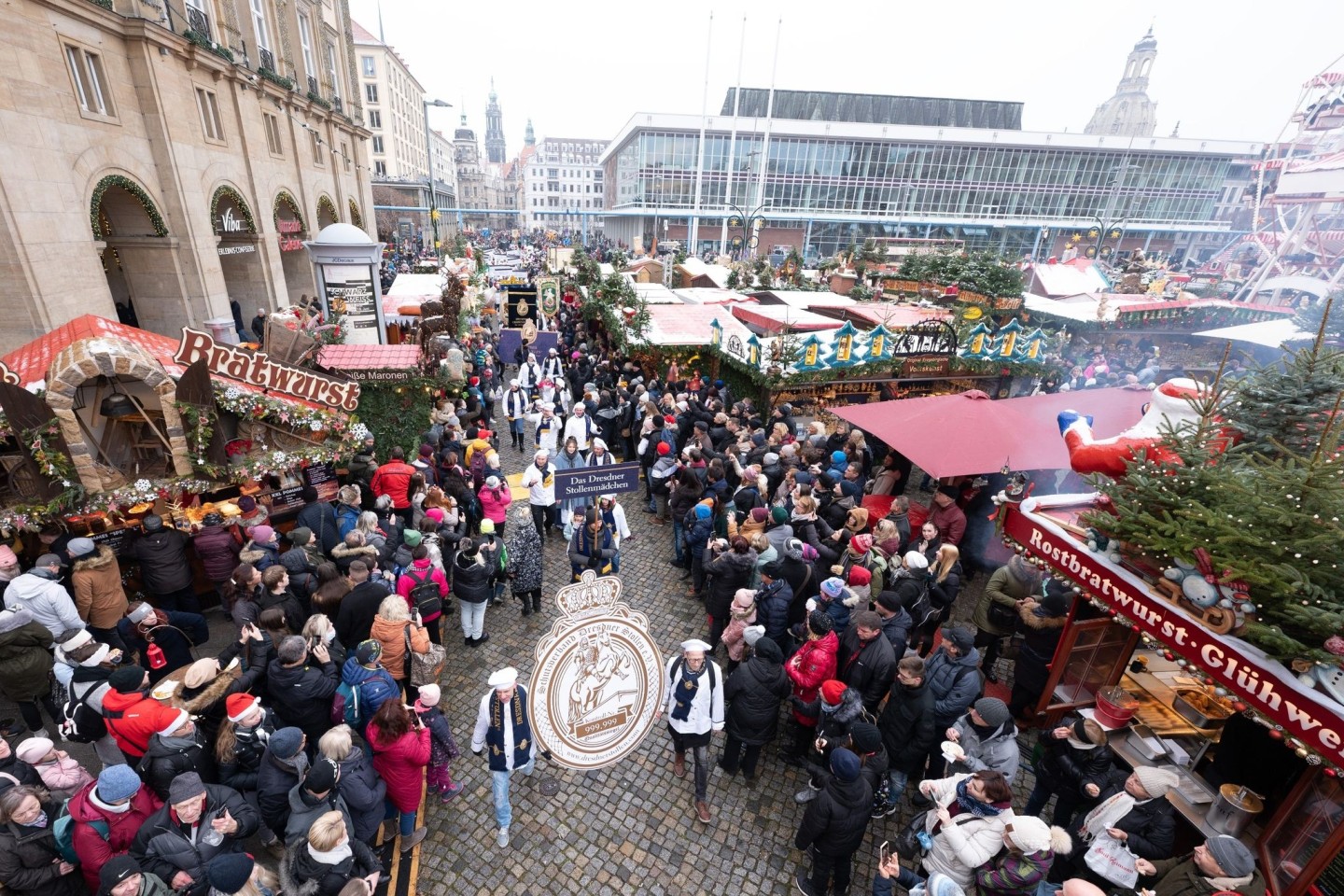 Teilnehmer des Festumzugs zum Dresdner Stollenfest gehen über den Striezelmarkt.