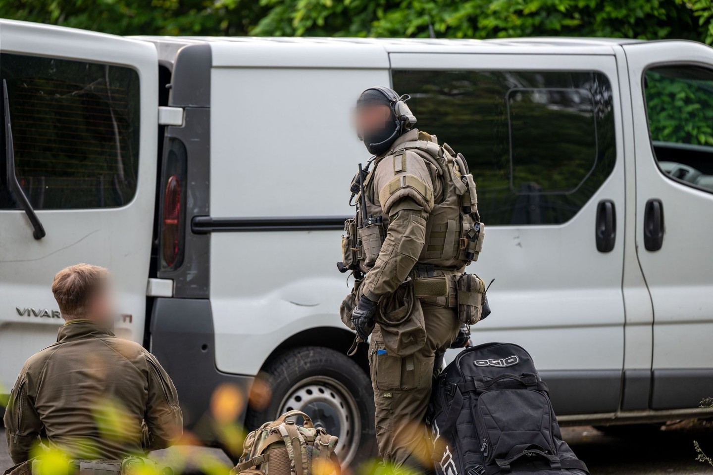 Beamte eines Spezialeinsatzkommandos stehen neben einem Transporter: Zwei Wochen nach dem tödlichen Schuss bei der Kirmes in Lüdenscheid hat die Polizei eine Wohnung durchsucht und eine Pe...