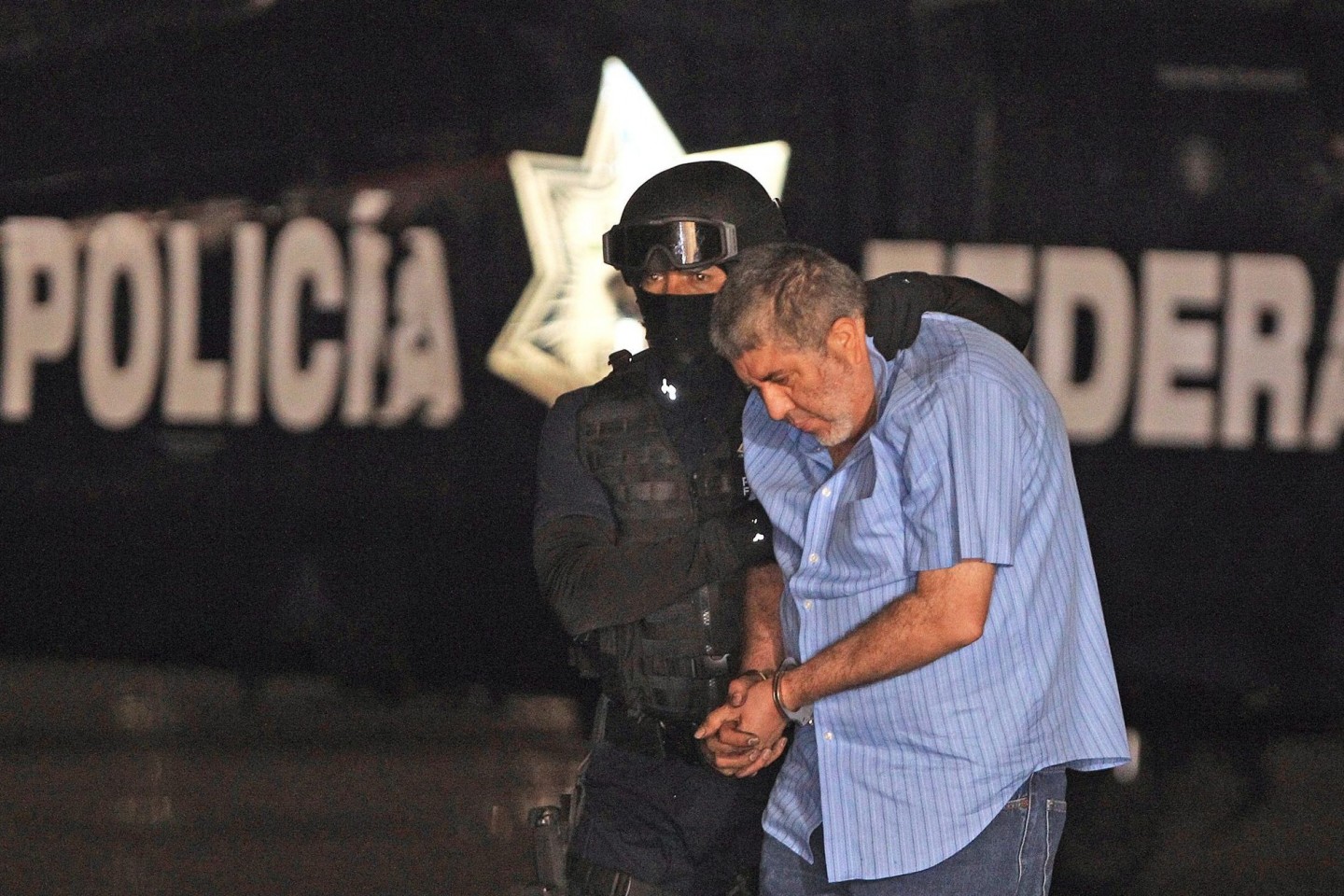 Vicente Carrillo Fuentes alias «El Viceroy» wird von einem Polizisten abgeführt (2014).