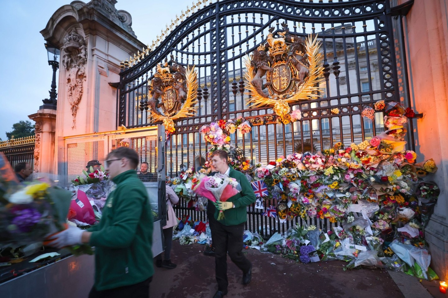 Mitarbeiter einer Gärtnerei entfernen am frühen Morgen die Blumen und Trauernachrichten am Zaun vor dem Buckingham-Palast. Die Blumen werden im benachbarten Green-Park auf den Wiesen arran...