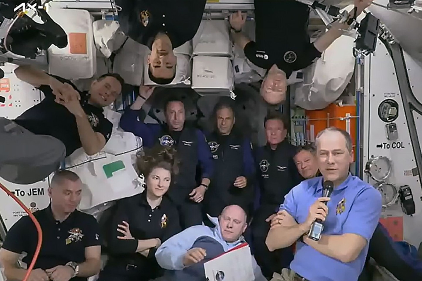 Gruppenfoto auf der Internationalen Raumstation ISS. Einzelne Weltraumtouristen gab es auf der ISS schon mehrfach, bei der sogenannten Ax-1-Mission handelte es sich aber um die erste komplet...