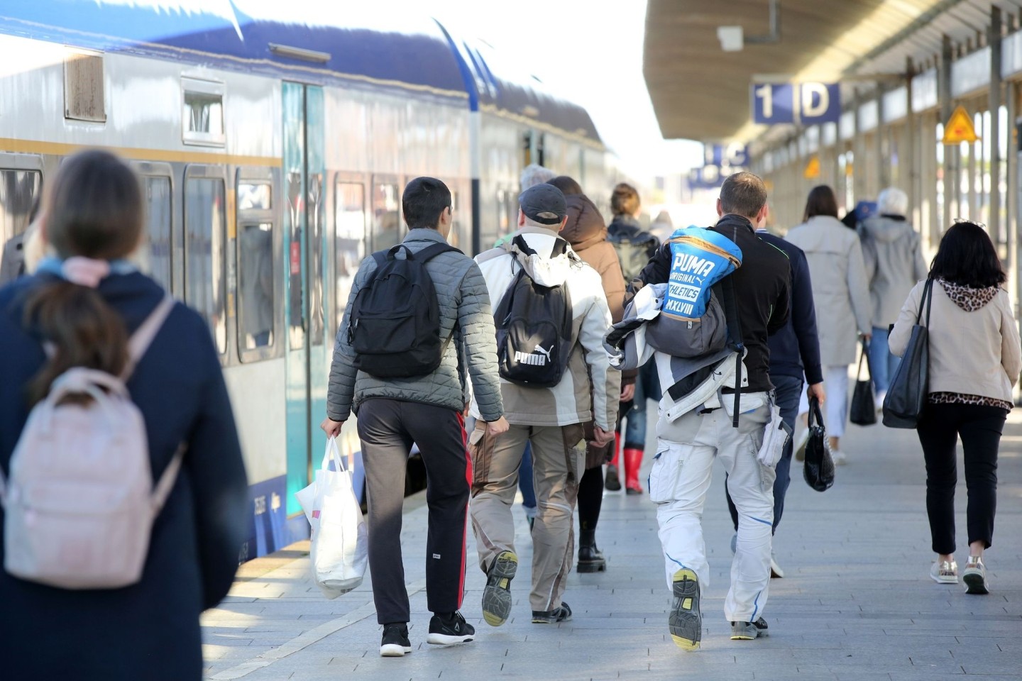 Reisende auf dem Bahnhof in Westerland. Mit dem Start des 9-Euro-Tickets werden über Pfingsten mehr Besucher auf Sylt erwartet.