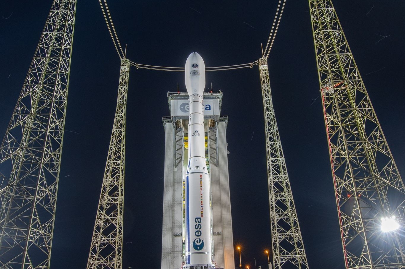 Eine Vega-C-Rakete steht auf dem europäischen Weltraumbahnhof in Kourou, Französisch-Guayana, bereit für den Start.