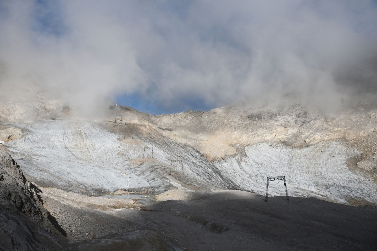 Blankeis am nördlichen Schneeferner. Das Eis des Blaueisgletschers, des Schneeferners auf der Zugspitze sowie des Höllentalferners ist innerhalb nur eines Jahres deutlich zurückgegangen.