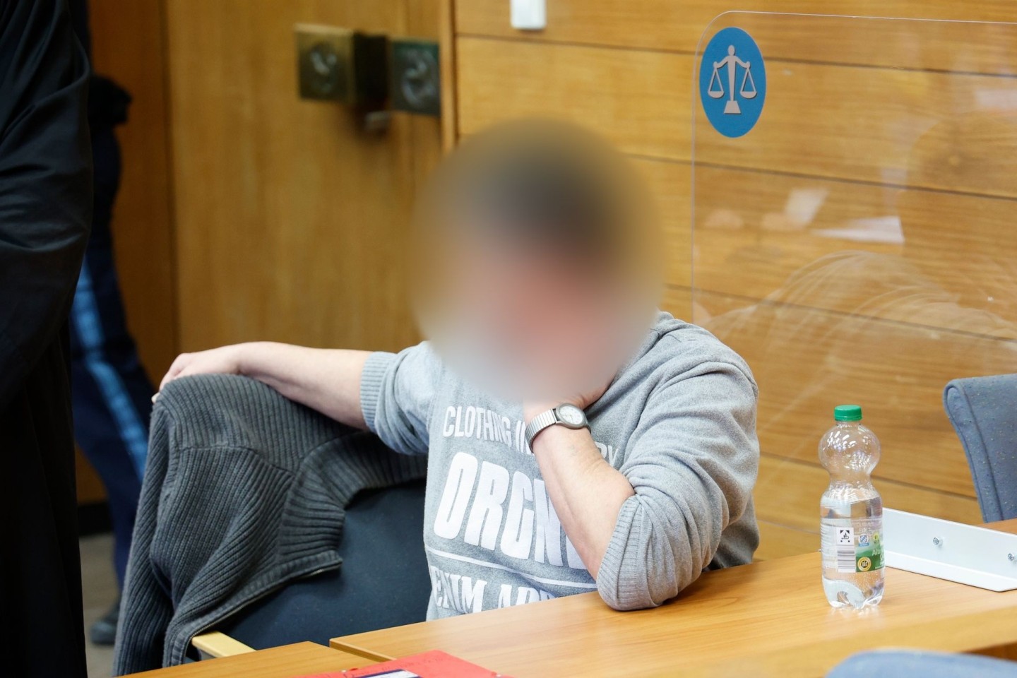 Eine von zwei Angeklagten wartet im Saal des Traunsteiner Landgerichts.