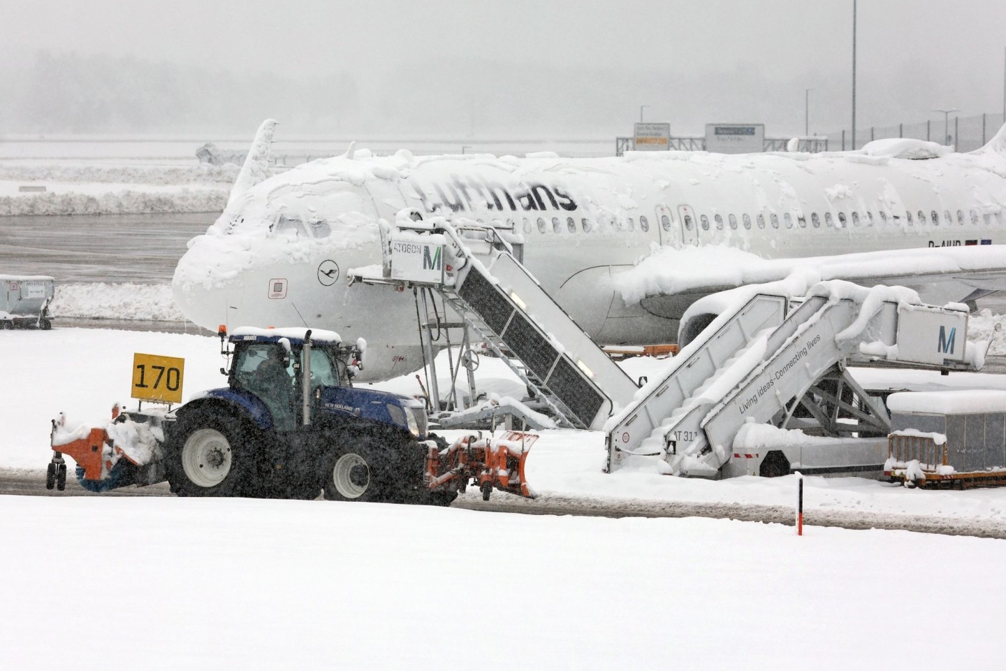 Wegen des heftigen Wintereinbruches in Bayern war der Flugbetrieb in München am Samstag vorübergehend eingestellt worden.