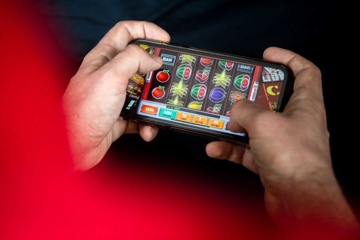 Mit dem neuen Glücksspielstaatsvertrag werden bisher verbotene virtuelle Automatenspiele im Internet sowie Online-Casinos mit Poker oder Roulette erlaubt.