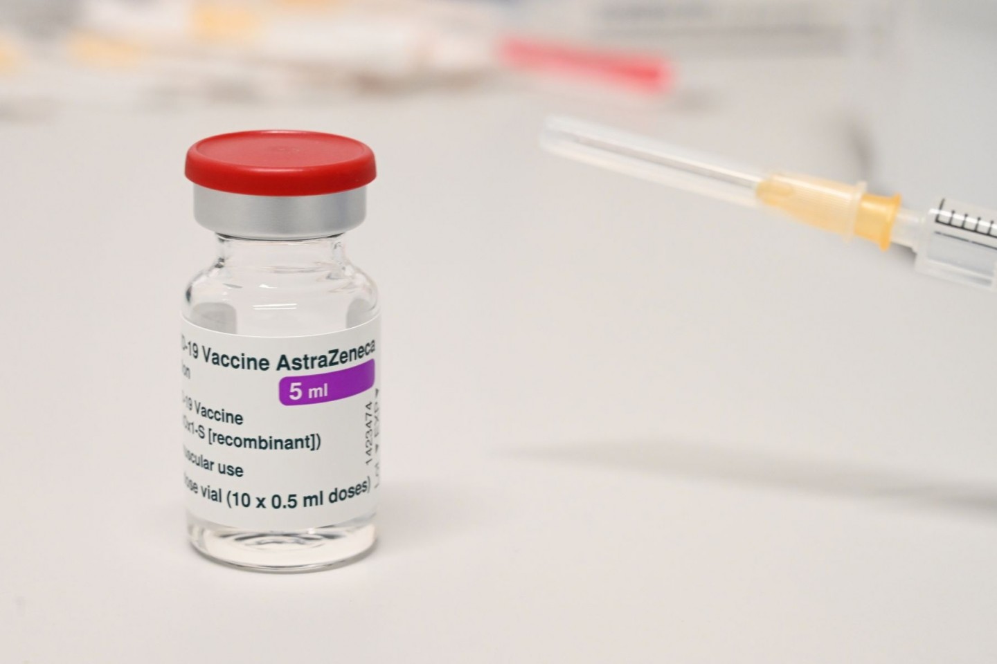 Der Corona-Impfstoff von Astrazeneca steht in einem Impfzentrum. (Archivbild)