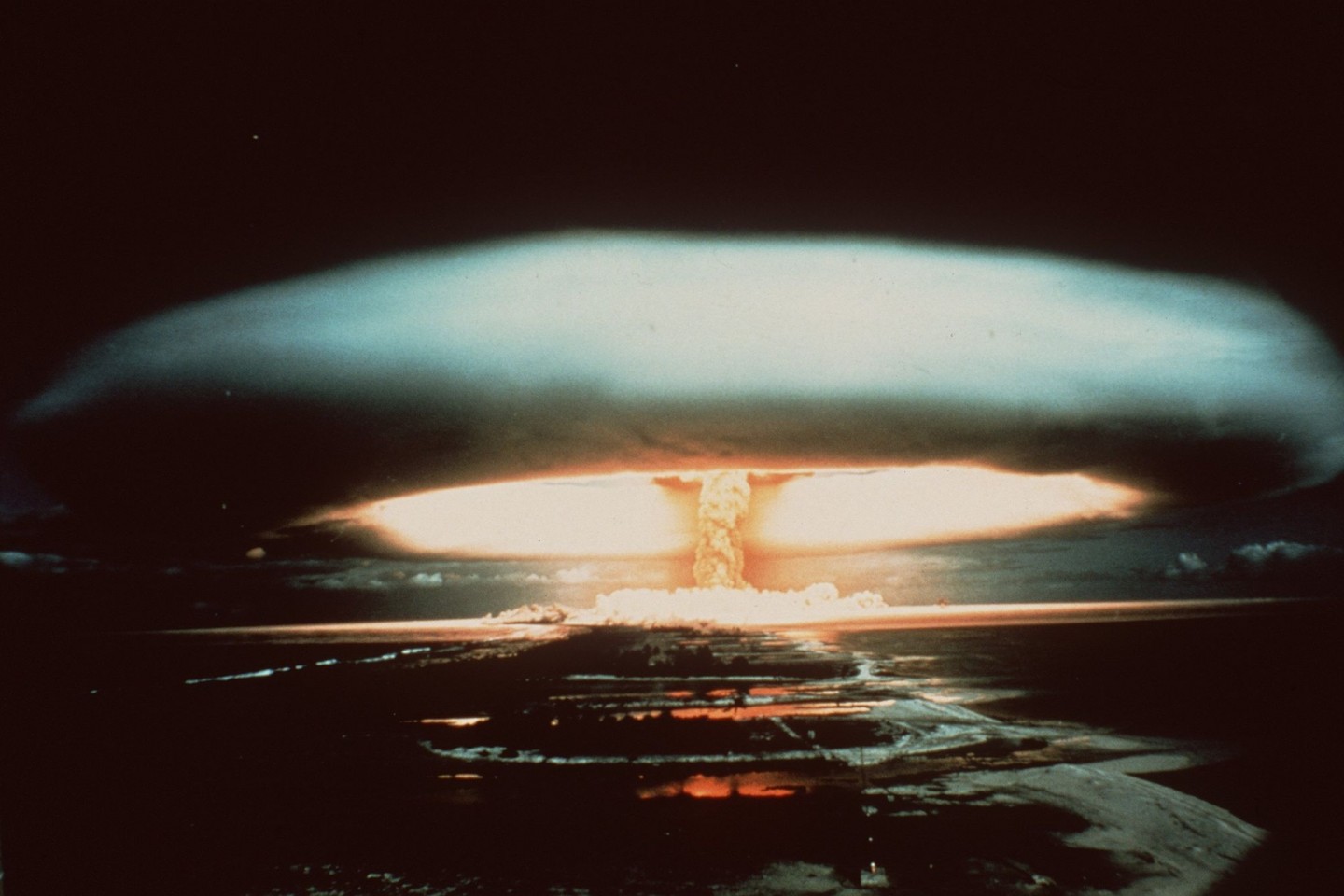1970: Nach der Explosion einer französischen Atombombe schwebt ein riesiger Atompilz über dem Mururoa-Atoll.