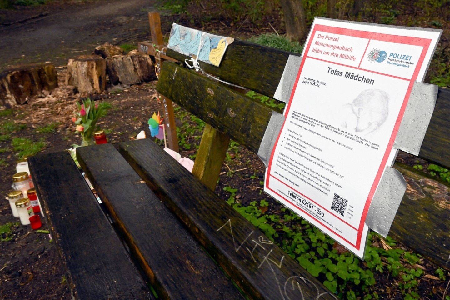 Kerzen und Stofftiere stehen an der Fundstelle eines getöteten neugeborenen Babys am Rand eines Parks in Mönchengladbach.