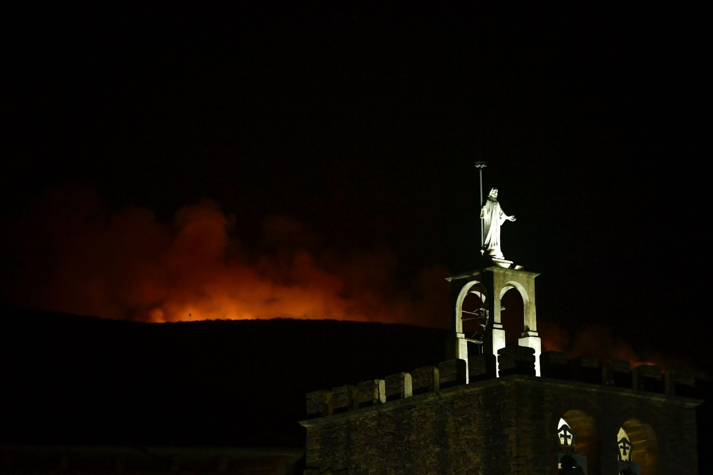 Rauch und Feuer steigen von der Spitze eines Hügels auf, als ein Waldbrand in der Nähe von Liedena, etwa 40 Kilometer von Pamplona entfernt, im Norden des Landes ausbricht.