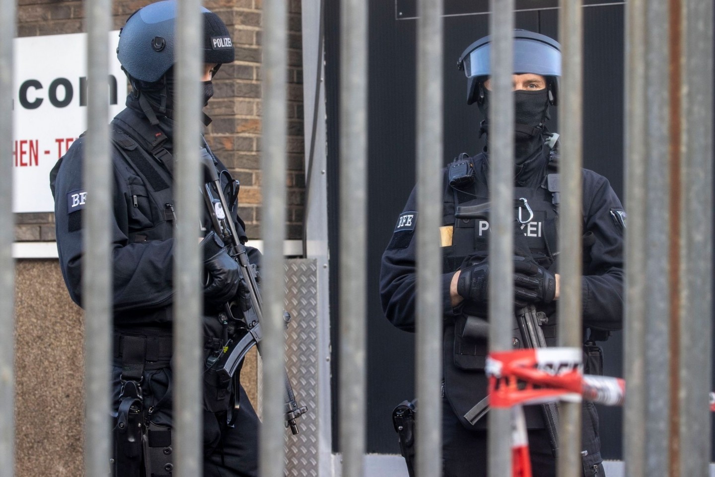Polizisten in Duisburg: Bei einer Razzia gegen Rockerkriminalität hat die Polizei am Donnerstagmorgen in mehreren Städten an Rhein und Ruhr mindestens 20 Gebäude durchsucht.