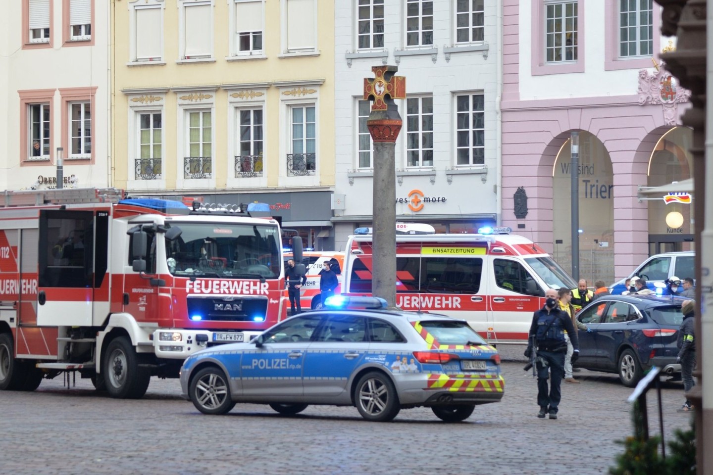 Einsatzkräfte von Polizei und Feuerwehr im Dezember 2020 in Trier, wo ein Autofahrer mehrere Menschen erfasste und tödlich verletzte.