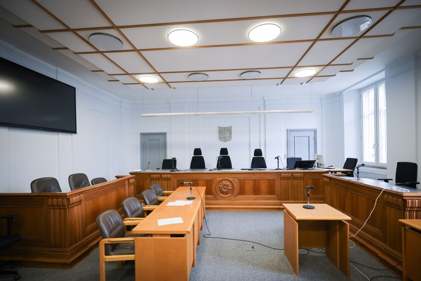 Blick in einen leeren Sitzungssaal im Landgericht Kiel: Hier wurde über ein Ehepaar geurteilt.