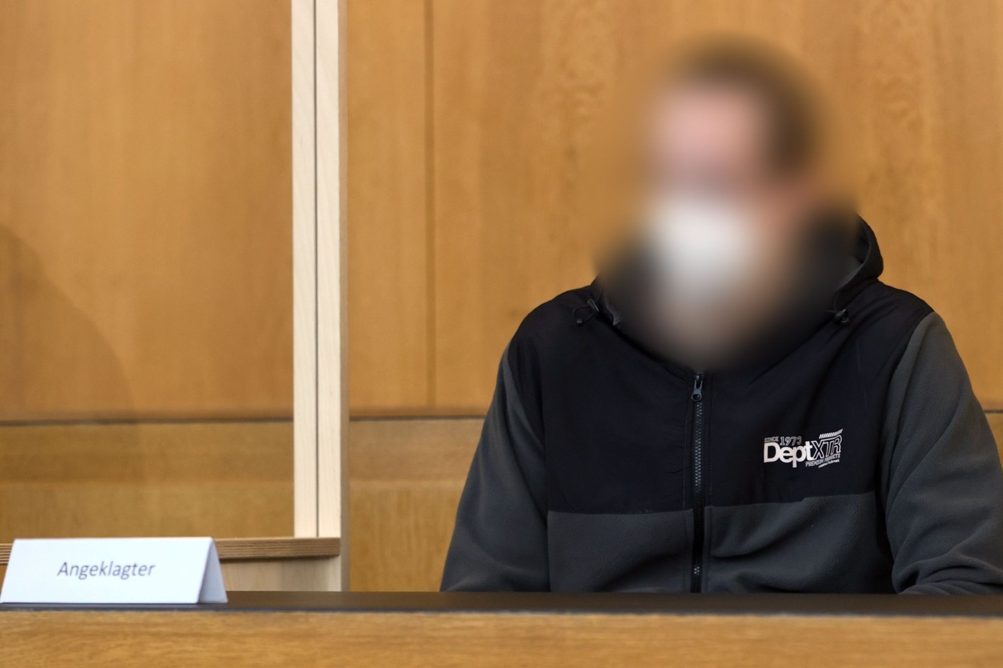 Der Angeklagte im Amtsgericht Aschaffenburg. Der 29-Jährige steht wegen fahrlässiger Tötung vor Gericht.