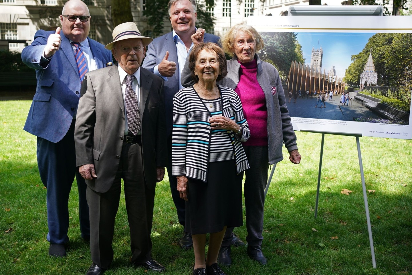 Der ehemalige konservative Abgeordnete Eric Pickles (links) und der frühere Erziehungsminister Ed Balls posieren mit den Holocaust-Überlebenden Sir Ben Helfgott, Lily Ebert (2. v. r.) und ...
