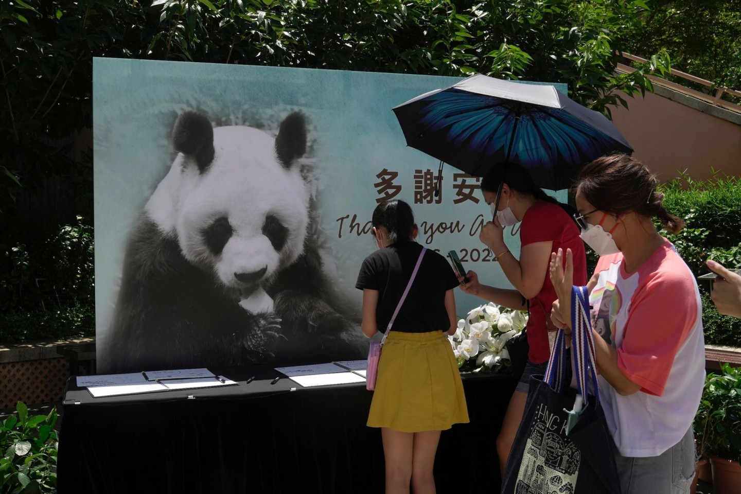 Besucher schreiben in Kondolenzbücher nach dem Tod des chinesischen Riesenpandas An An im Ocean Park.
