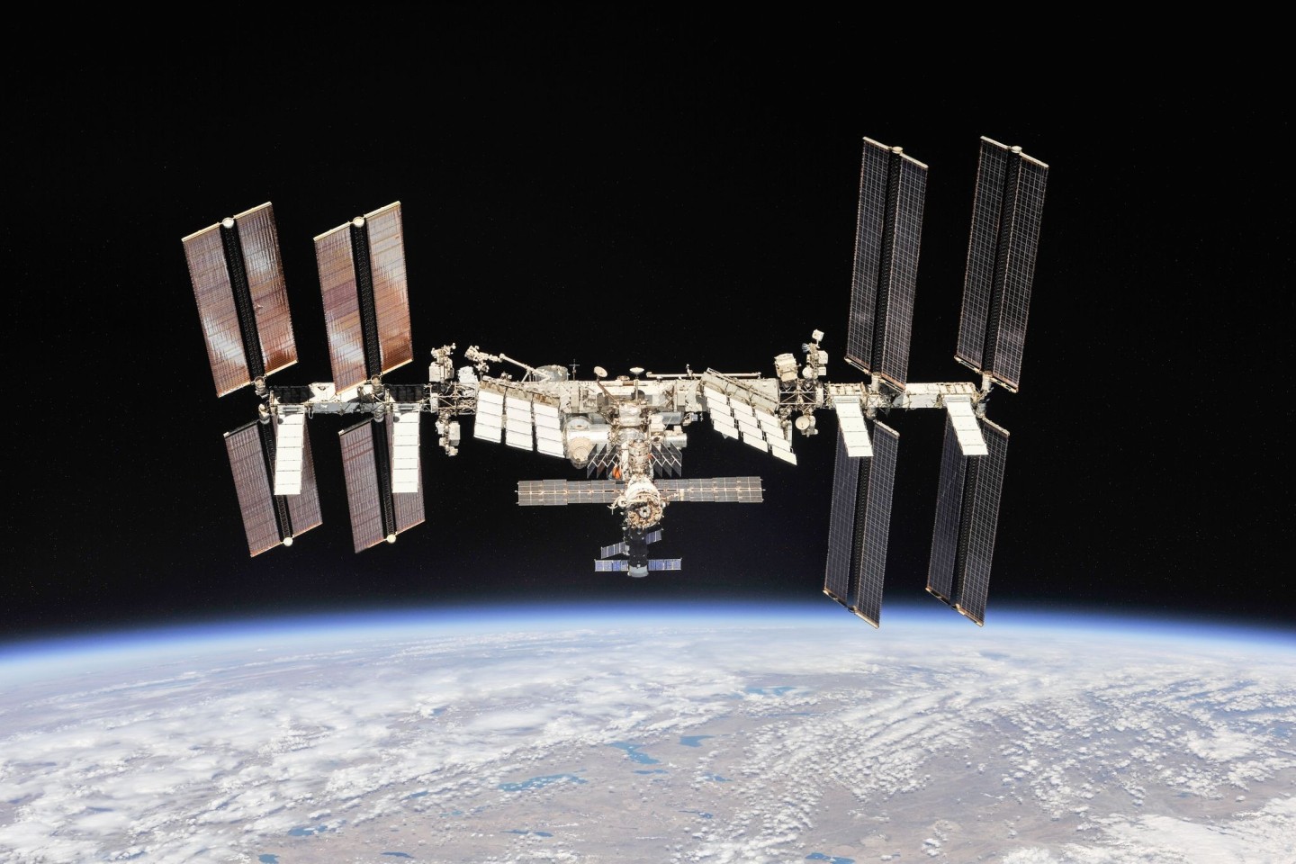 Die größte Schrott-Dichte findet man rund 800 Kilometer über der Erde. Die Internationale Raumstation ISS fliegt deutlich darunter.