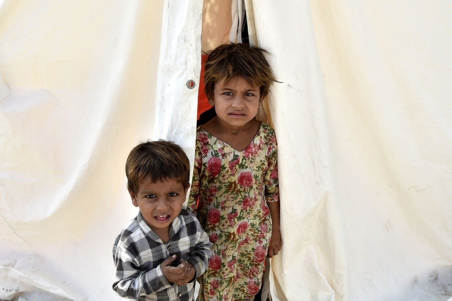 Von Überschwemmungen betroffene Kinder stehen in einem Lager in der nordwestpakistanischen Stadt Charsadda.