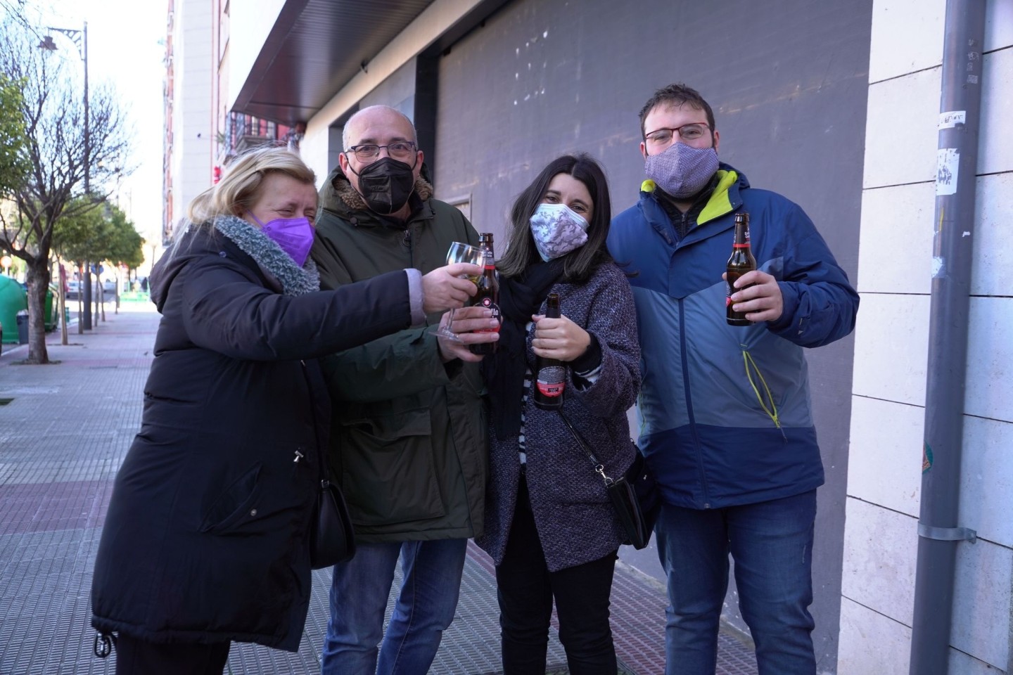 Lottogewinner feiern vor der Verwaltung «Carmen» in Logroño.