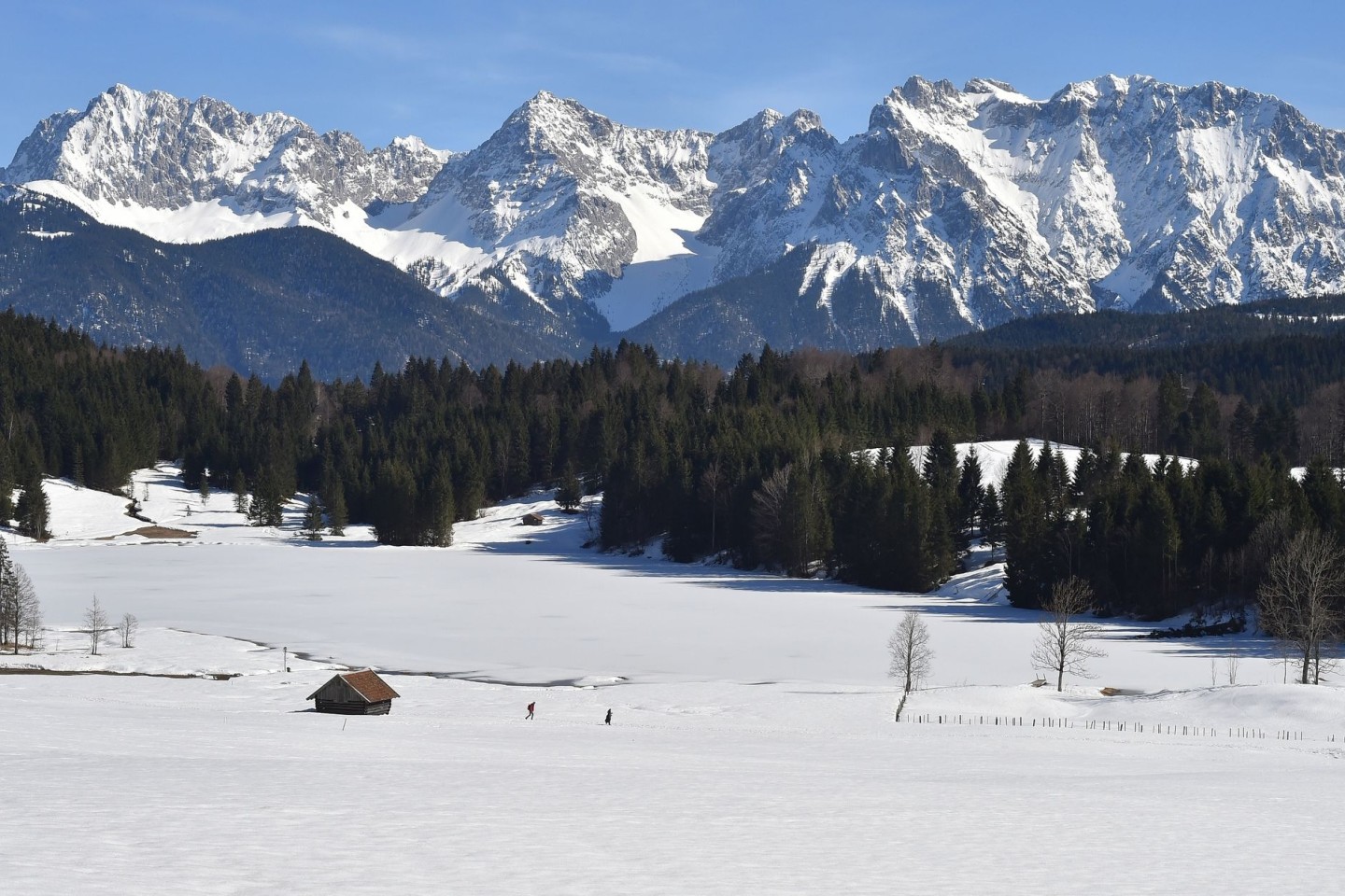 Das schneebedeckte Karwendel-Gebirge. Dort ist ein junger Wanderer verunglückt.