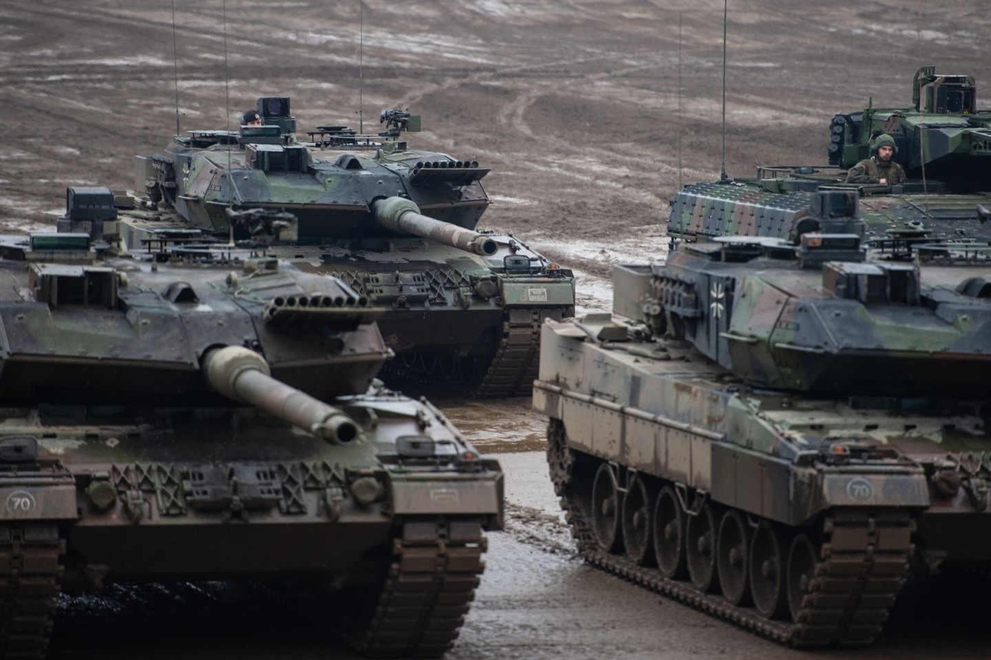 Drei Kampfpanzer der Bundeswehr vom Typ Leopard 2A6 und ein Schützenpanzer vom Typ Puma.