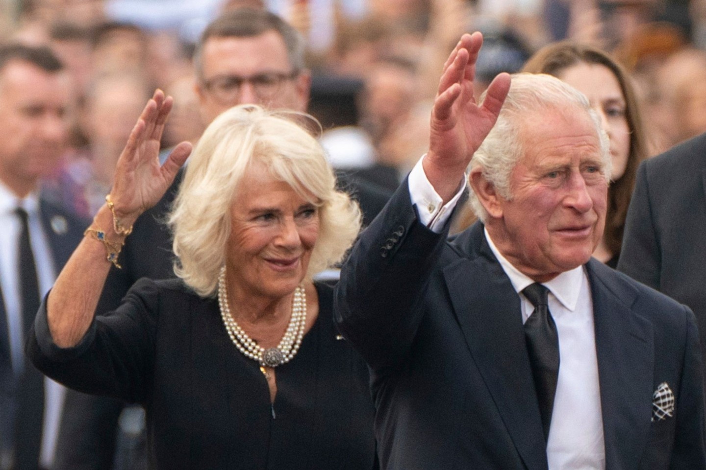 König Charles III. und seine Frau Camilla grüßen vor dem Buckingham-Palast das Volk.