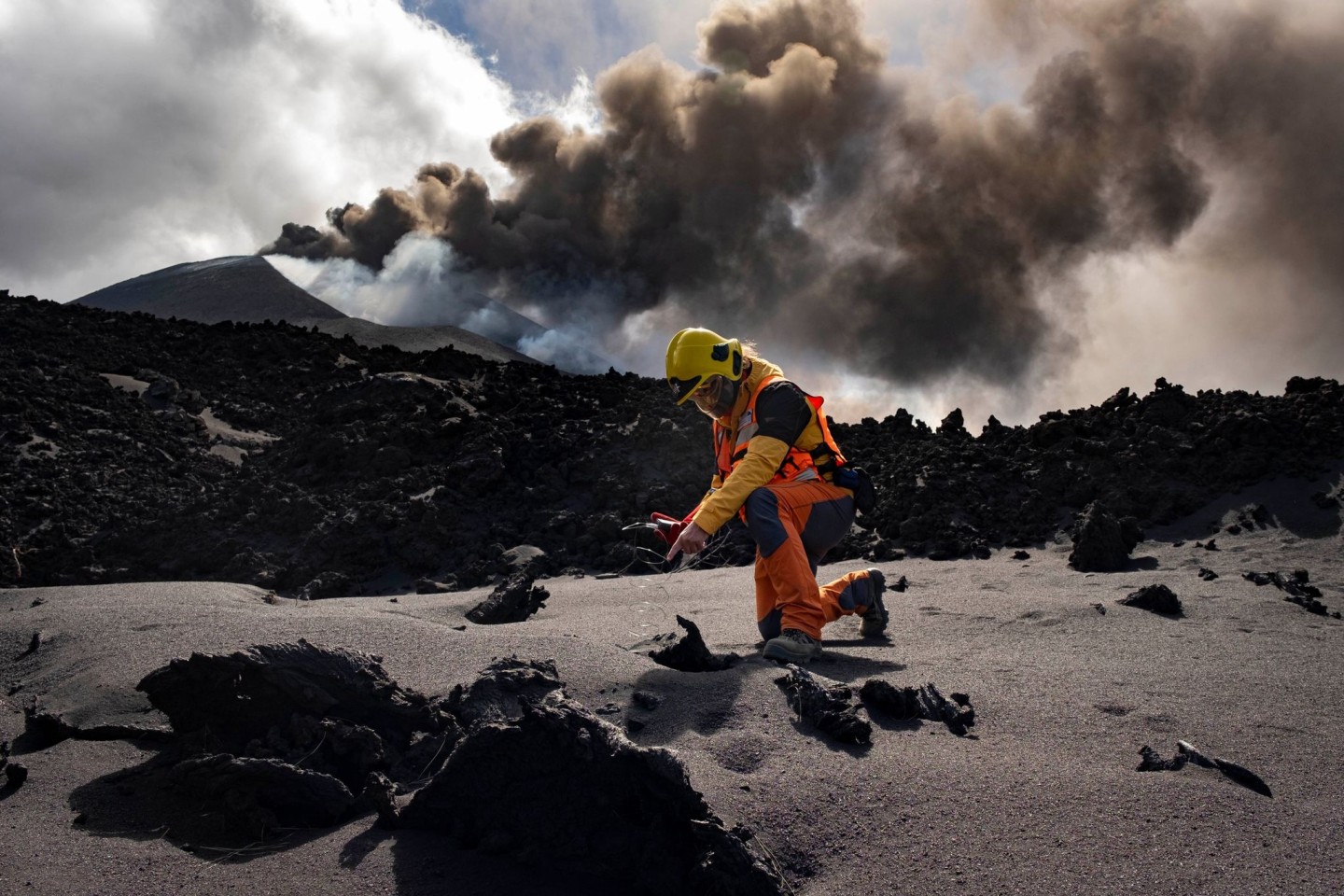Ein Wissenschaftler des IGME-CSIC (Geologisches und Bergbauinstitut Spaniens des Spanischen Nationalen Forschungsrats) misst die Temperatur von Lava in der Nähe eines Vulkans auf der Kanari...
